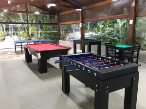 een groep tafeltennistafels in een kamer bij Flat Riviera de São Lourenço in Riviera de São Lourenço