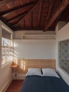 a bedroom with a bed and a window at Linha 22 in Porto