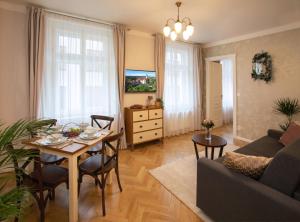 un soggiorno con tavolo e divano di SeNo6 Apartments a Praga
