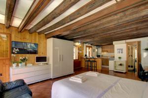 a living room with a bed and a kitchen at Canal-Door in Venice