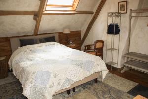 a bedroom with a large bed in a attic at Amberhoeve in Schorisse