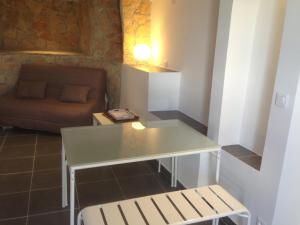 a living room with a table and a couch at Gîte Polema in Marseille