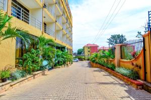 una strada di fronte a un edificio di Interservice Hotel a Kampala