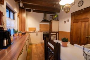 eine Küche mit einer hölzernen Arbeitsplatte in einem Zimmer in der Unterkunft Ferienhaus Haus am Pütz in Wintrich