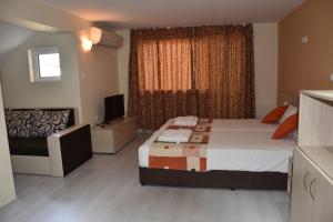 A bed or beds in a room at Aparthotel Lucky Family