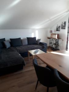 A seating area at Hinterramsebn