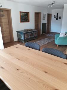A seating area at Hinterramsebn