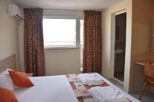 A bed or beds in a room at Aparthotel Lucky Family