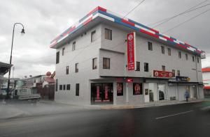 a building on the corner of a street at Hotel San José in San José
