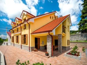 スヴェティ・ユライにあるApartments Oltariの赤屋根の黄色い家
