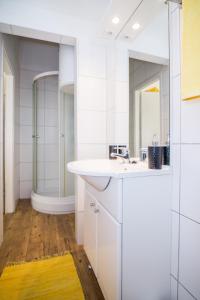 Et badeværelse på Apartments Terra + 93 billeder