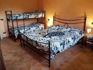 1 dormitorio con 2 literas en una habitación en La locanda dei Reggia, en Gavinana