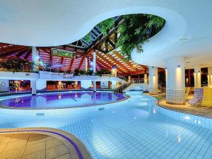 a large swimming pool in a large building at FeWo "Staufner Domizil" Oberstaufen in Oberstaufen