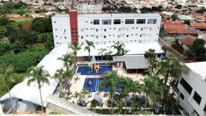 een luchtzicht op een hotel met een zwembad bij Primar Plaza Hotel in Botucatu