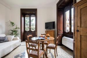 ein Wohnzimmer mit einem Tisch und einem Sofa in der Unterkunft Flat Six in Rom