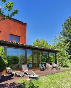 a patio with lounge chairs and a house at Rectoral De Lestedo in Palas de Rei 