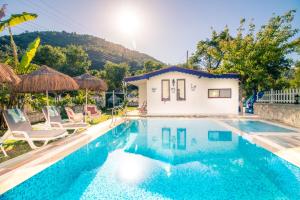 Bazén v ubytování Masal Tatil Evi nebo v jeho okolí