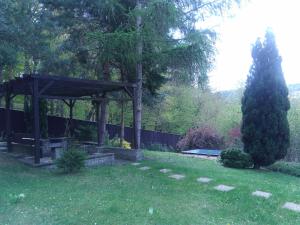 einen Garten mit einem Pavillon im Hof in der Unterkunft ReKrea Chřiby in Koryčany