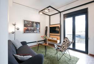 A television and/or entertainment centre at Semedaki, a modern appartment in the centre of history