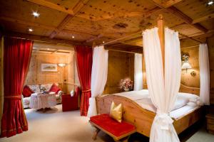 Ένα ή περισσότερα κρεβάτια σε δωμάτιο στο Hotel Sassongher