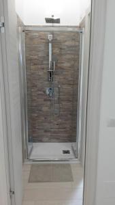 bagno con doccia e parete in mattoni di Rogoredo Milan Apartments a Milano