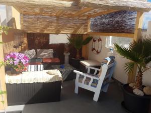 Posezení v ubytování B&B La Caleta Zimmer 2