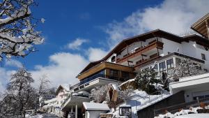 Hotel Garni Tirol að vetri til