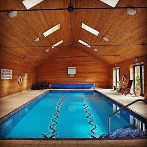 una gran piscina cubierta en un edificio en Kilmokea Coach House, en New Ross