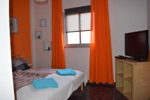 TV a/nebo společenská místnost v ubytování B&B La Caleta Zimmer 2