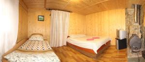 a room with two beds in a cabin at Садиба Карпатський рай in Sheshory