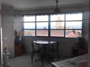 un tavolo e delle sedie in una stanza con una finestra di Hostal del Milagro a Salta