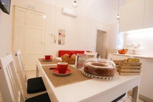 - une cuisine avec une table et un gâteau dans l'établissement CASA CAIROLI PUTIGNANO, à Putignano