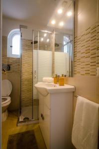 bagno con lavandino, doccia e servizi igienici di Nest Home Sorrento a Sorrento