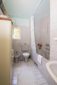 Un baño con inodoro, bañera y lavabo. en Apartments Palma, en Jelsa 38 fotos más