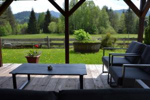 eine Terrasse mit 2 Sofas und einem Tisch auf einer Terrasse in der Unterkunft Volenter Gästehaus in Mitterbach