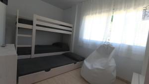 Una pequeña habitación con una litera y una ventana. en Pool, Beach, Golf & Hard Rock in Salou, en Salou 31 fotos más