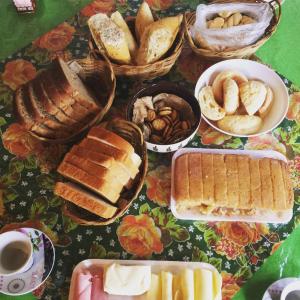 une table recouverte de beaucoup de différents types de pain dans l'établissement Morada da Águia, à Lavras Novas