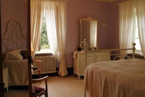 a bedroom with a bed and a dresser and a mirror at Casa Soleluna B&B in Cortona