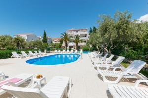 Bazén v ubytování Apartments Villa Daniela nebo v jeho okolí