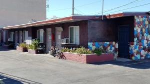 un edificio con dos bicicletas estacionadas fuera de él en Travelers Bed & Breakfast Hostel, en Las Vegas