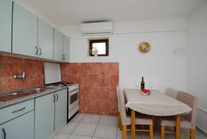 Kuchyň nebo kuchyňský kout v ubytování Apartments Slobodanka