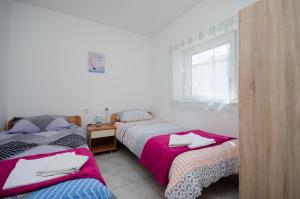Postel nebo postele na pokoji v ubytování Apartments Slobodanka