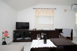 TV a/nebo společenská místnost v ubytování Apartments Slobodanka