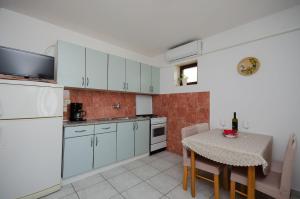 Kuchyň nebo kuchyňský kout v ubytování Apartments Slobodanka