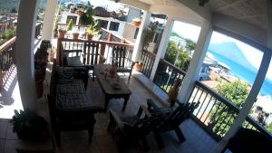 een balkon van een huis met een tafel en stoelen bij Hotel Sueño Real in Panajachel