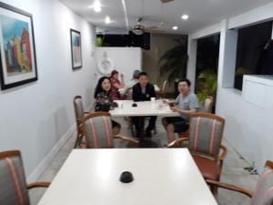un gruppo di persone sedute ai tavoli di un ristorante di Sandelwood Studios' a Nassau Altre 51 foto