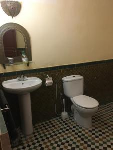 bagno con servizi igienici e lavandino di Dar Iman a Fes