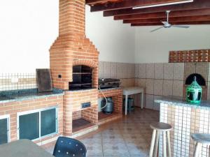 - une cuisine avec un four en briques dans l'établissement Chácara Refúgio, à Socorro