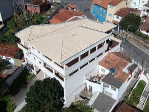 an overhead view of a white house with a roof at Pousada Deus é Fiel in Cachoeira Paulista