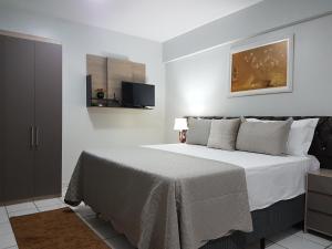a bedroom with a bed and a tv on the wall at B & A Suites Inn Hotel - Quarto Luxo Diamond in Anápolis
